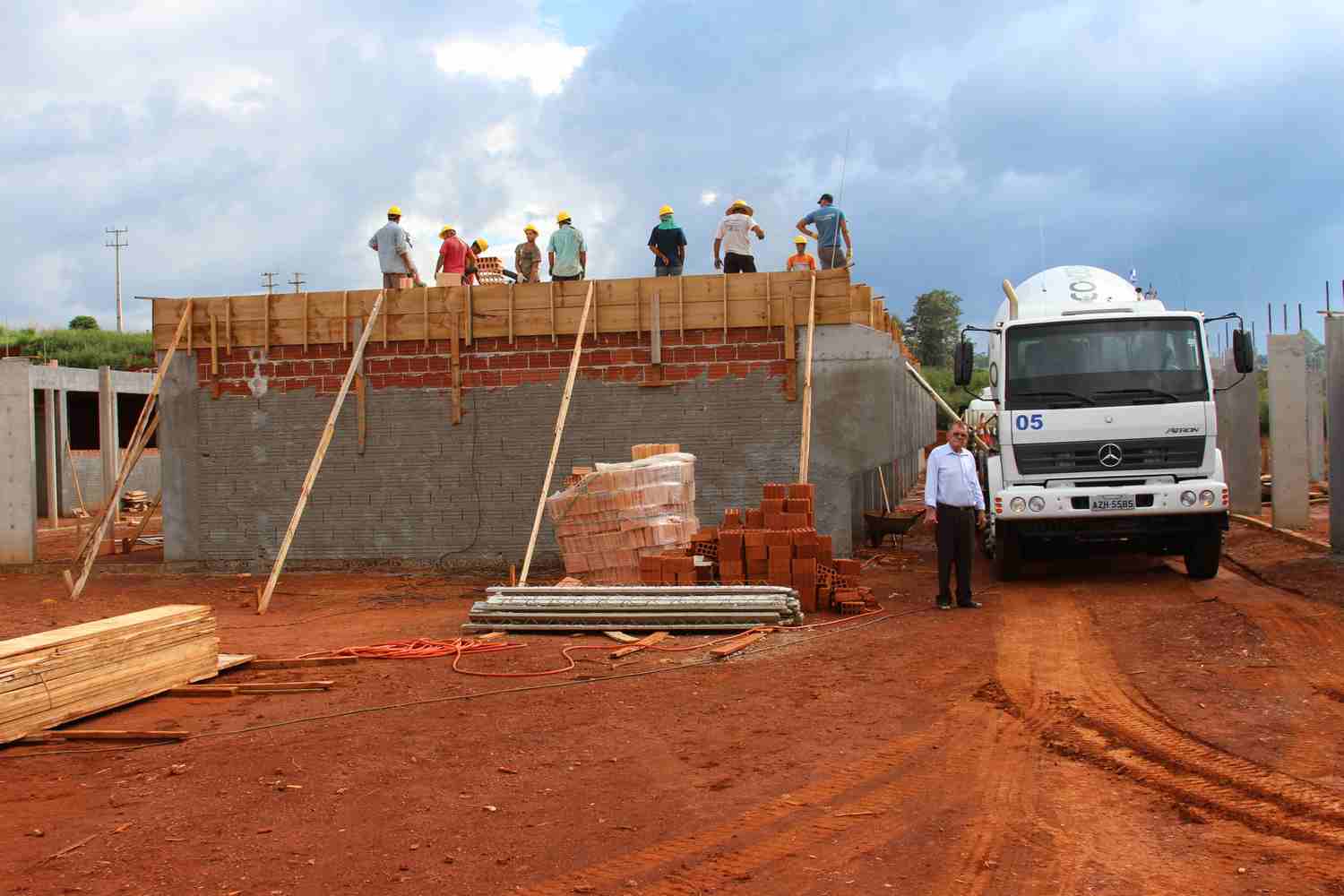 Nova Prata: Prefeito Ivo Schneider acompanha construção de nova Escola