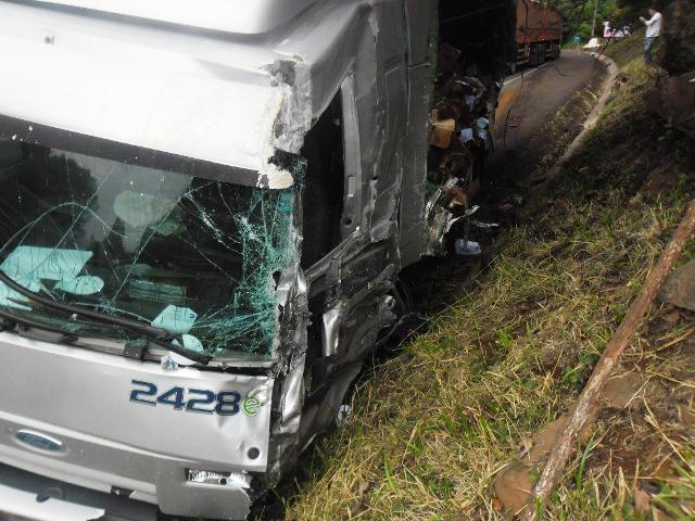 Caminhão carregado de areia tomba na BR 163 na divisa entre Capitão e Santa Lucia