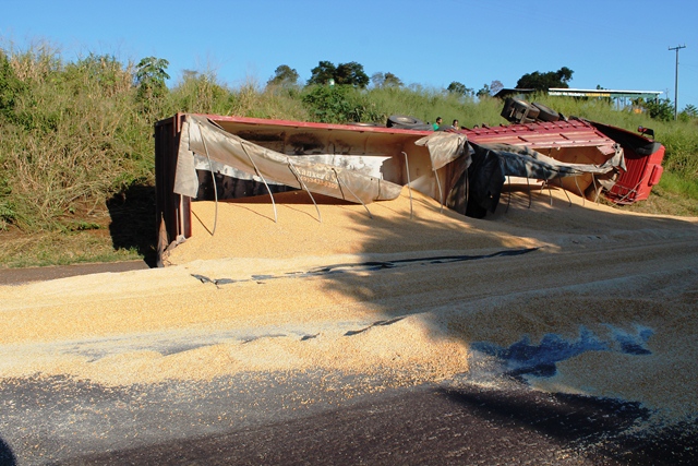 Carreta carregada com Milho tomba e deixa transito lento na BR-163 em Capitão