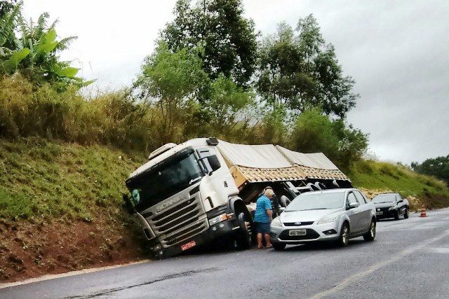 Caminhão carregado de farelo tomba na BR 163 em Capitão