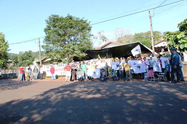 Famílias de agricultores acampam em frente Escritório da Copel em Capitão