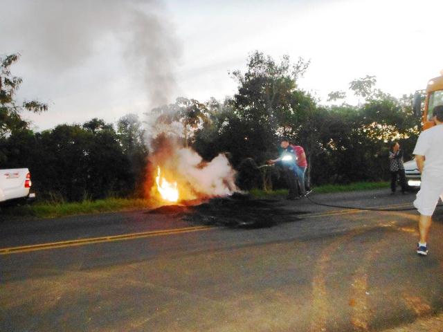 Bombeiros de Capitão apagam pneus incendiados na BR 163