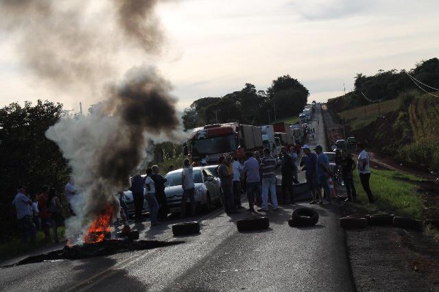 Manifestantes fecham trânsito na Ponte do Rio Iguaçu, na BR-163