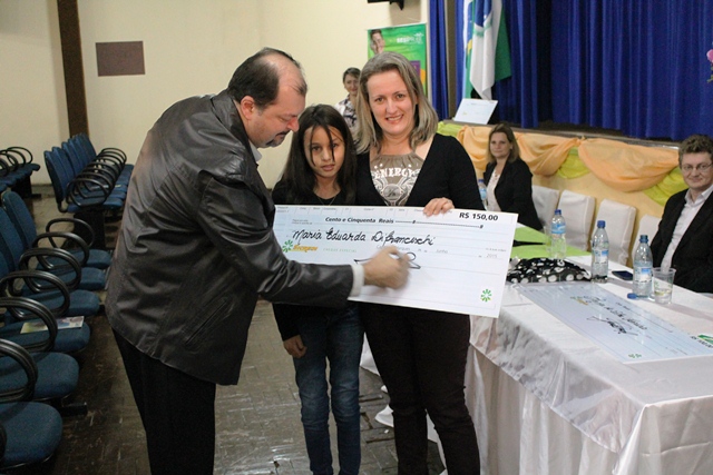 Sicredi e Colégio Sesi entregam premiação para alunos que participaram do Concurso de Desenho em Cap