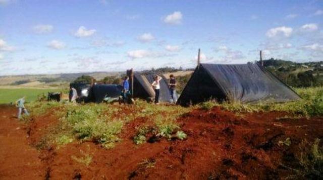 Famílias constroem barracos em área pública em Santa Tereza do Oeste