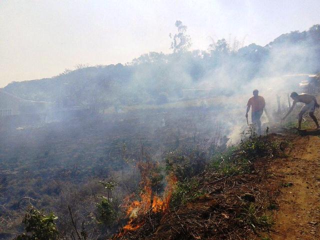 Incêndio em lote baldio em Capitão