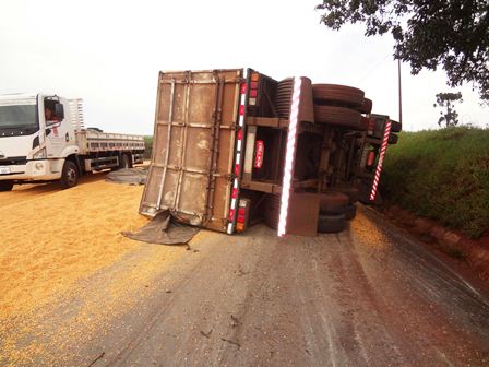 Carreta carregada de milho tomba na BR 163 em Santa Lucia