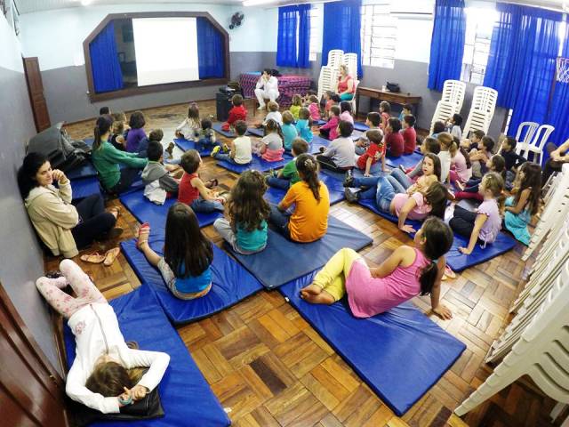 Dentista ministra palestra aos alunos da Escola do Alto Alegre do Iguaçu em Capitão