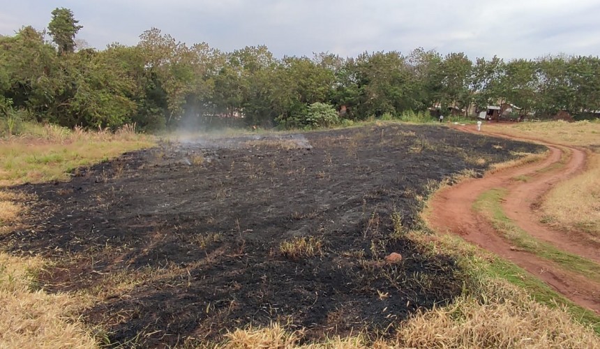 Bombeiros de Capitão combatem incêndio em vegetação seca no Bairro Santa Rita
