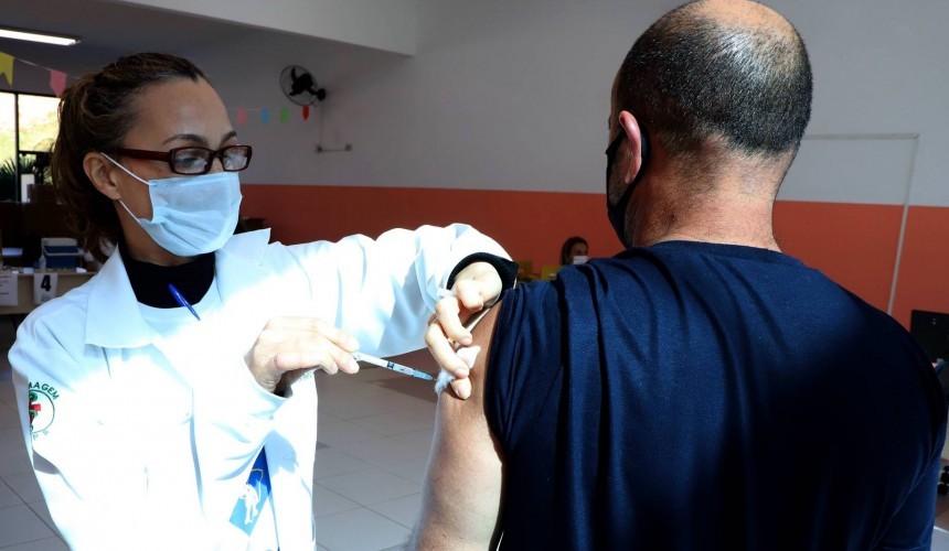 Paraná imunizou mais de 60% da população adulta contra Covid-19 com ao menos uma dose