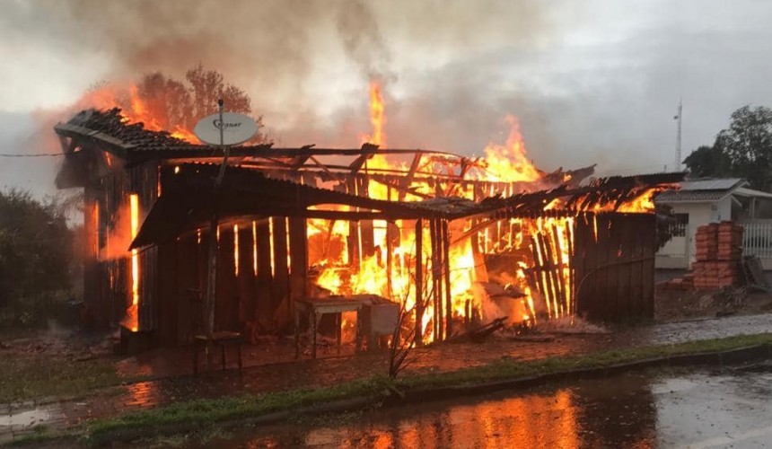 Incêndio destrói residência em Coronel Vivida