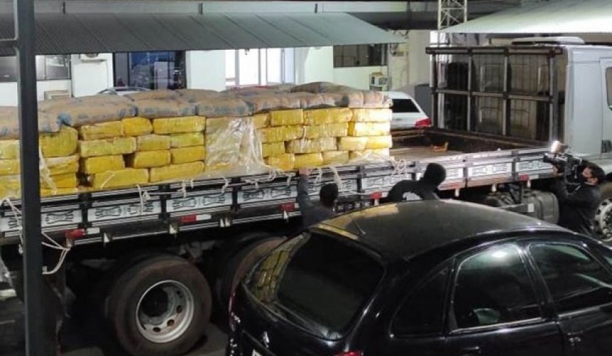 Quase quatro toneladas de maconha são apreendidas na PR-323, em Umuarama