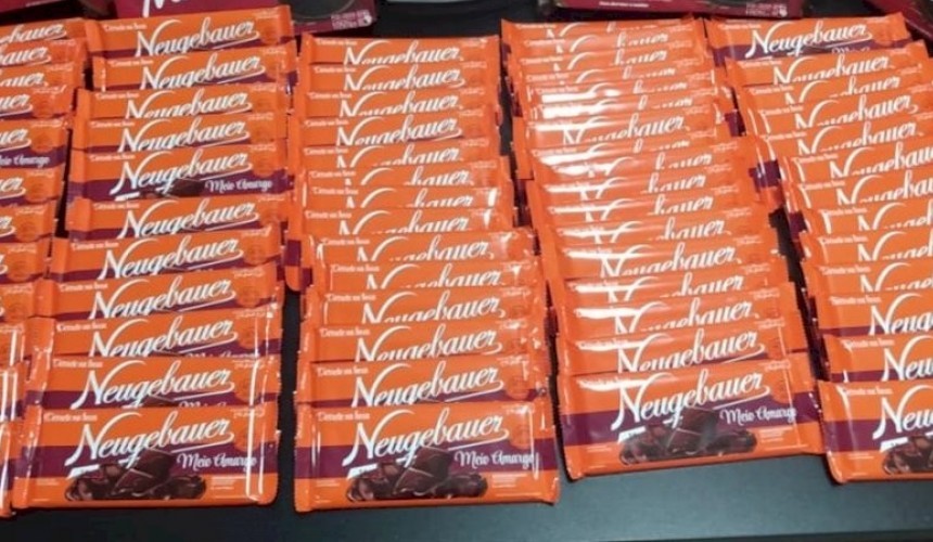 Homem furta mais de R$ 400 em barras de chocolate em loja no Centro de Cascavel