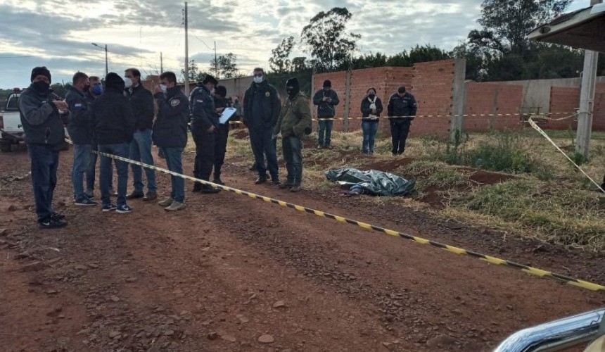 “Justiceiros” voltam a agir e arrancam pele de adolescente; corpo foi achado perto da fronteira do Paraguai e com o Brasil