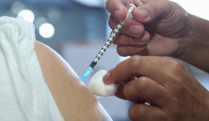 2,5 milhões de pessoas já completaram a imunização contra a Covid-19 no Paraná