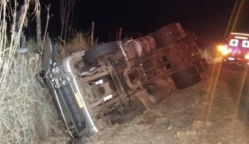 Motorista morre em tombamento de caminhão na BR-163 em Capanema