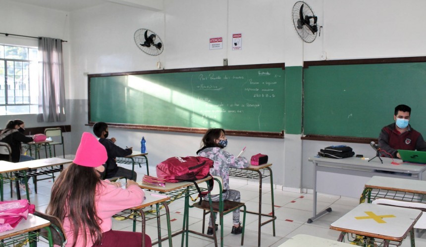Saúde edita resolução e escolas do Paraná podem receber mais alunos por sala de aula