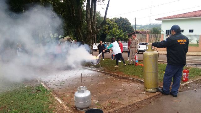 Alunos, professores e funcionários da APAE realizaram treinamento de prevenção e combate à incêndio