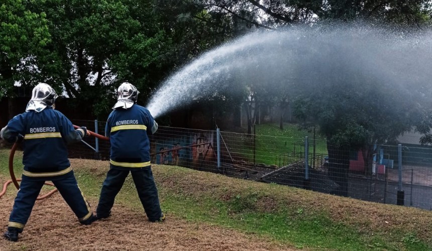 Bombeiros realizam treinamento contra incêndios e acidentes domésticos em Capitão