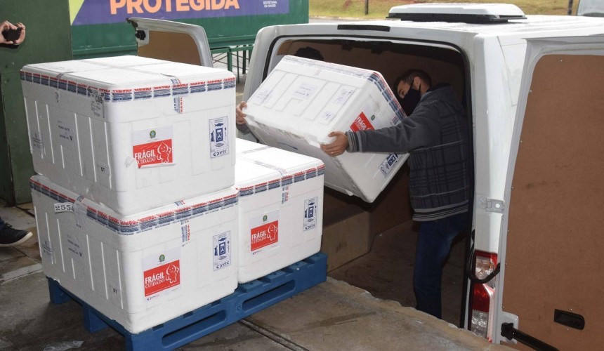 Novo lote com 311.780 imunizantes contra a Covid-19 chega ao Paraná na segunda-feira