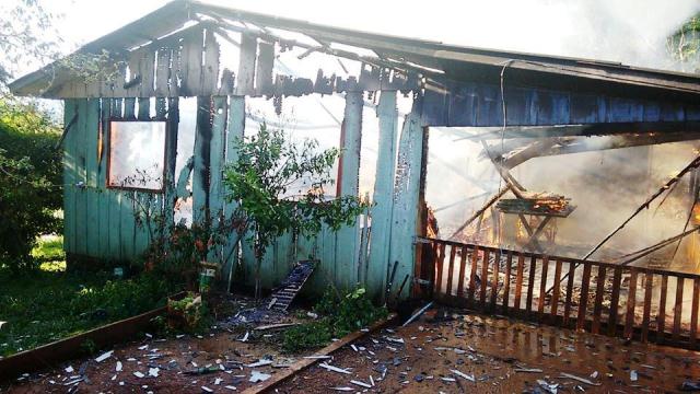 Fogo destruiu casa em Capitão. População doa todos os moveis pra família