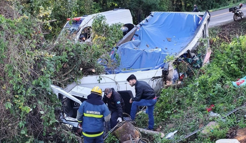 Motorista morre ao tombar caminhão carregado com pesticida na PR-484 em Boa Vista da Aparecida