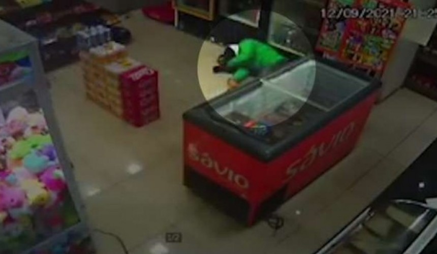 Ladrão se atrapalha e atira contra a própria cabeça durante assalto no Paraná