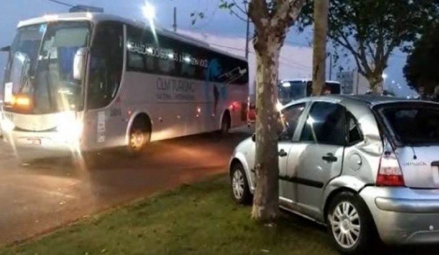 Ônibus de Capitão se envolve em acidente em Cascavel