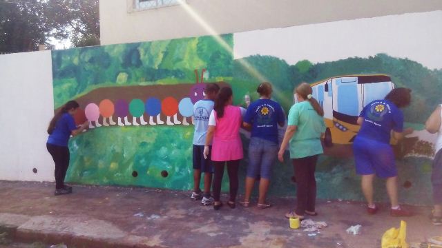 Alunos da APAE de Capitão L. Marques realizam pintura nos muros da escola