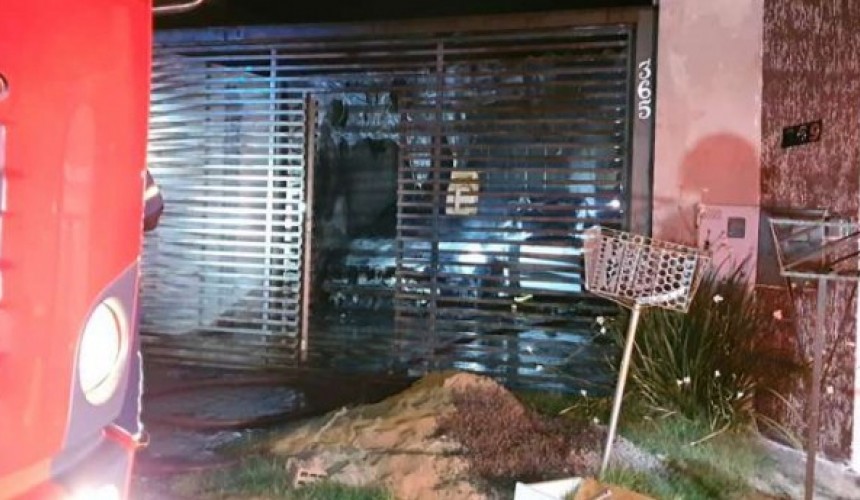 Veículo em garagem de residência é incendiado, em Cascavel