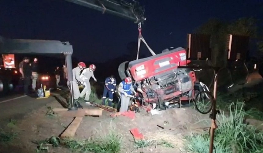 Caminhão tomba e motorista morre prensado na cabine na BR-280 em Marmeleiro