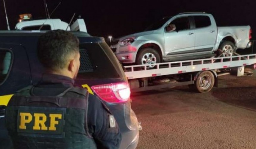PRF recupera caminhonete, liberta vítima e prende dois homens por roubo no Paraná