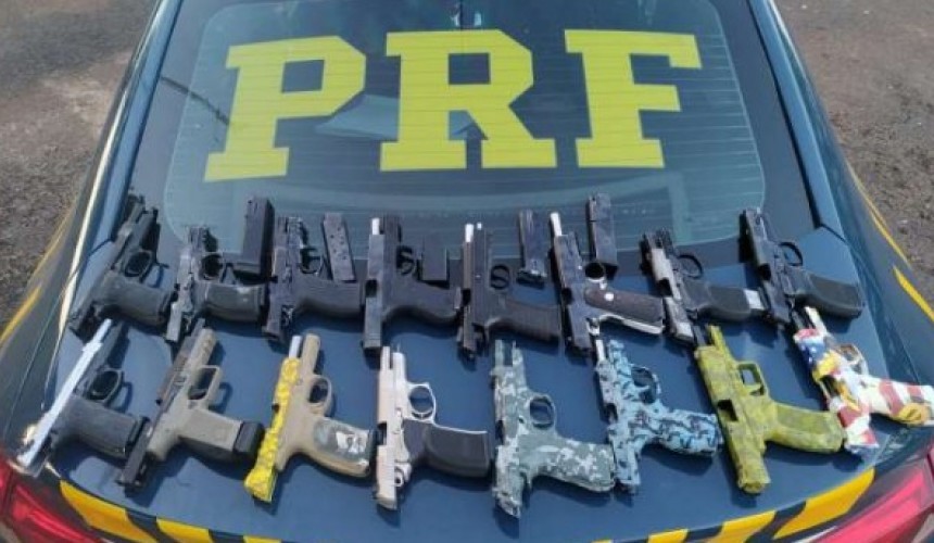Céu Azul: PRF apreende arsenal de 16 pistolas e 20 carregadores em automóvel