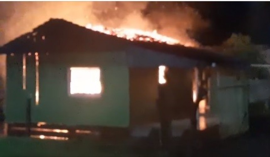 Casa é completamente destruída pelo fogo em Santo Antônio do Sudoeste