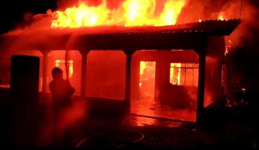 Incêndio destruiu casa em Capitão na madrugada de hoje