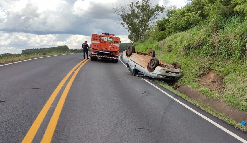 Carro bate em barranco e capota na PR-481; três pessoas ficam feridas em Santo Antônio do Sudoeste