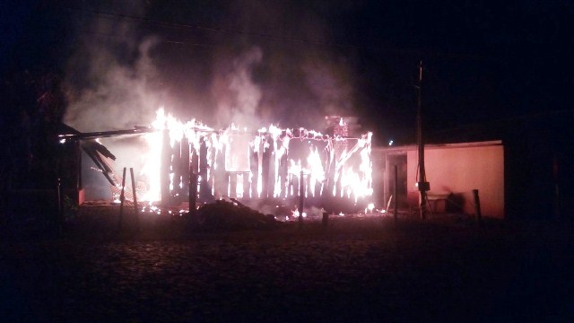 Casa é destruída em incêndio em Nova Prata 