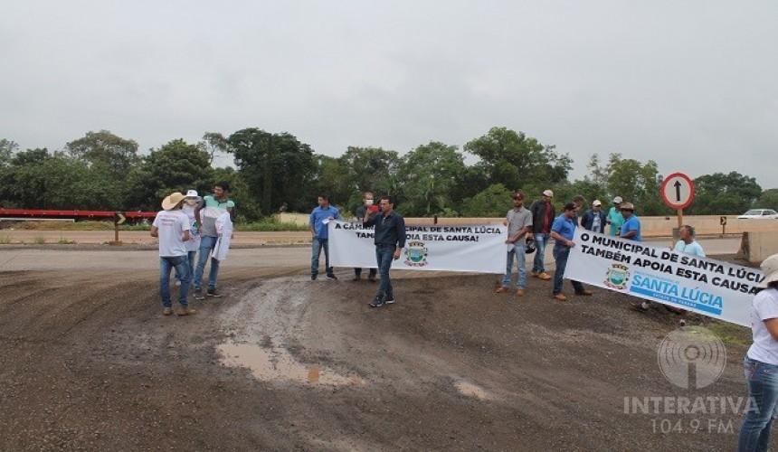 Mobilizadas em ato, famílias atingidas denunciam poluição no rio Andrada e os altos preços da energia elétrica