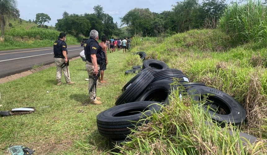 Indígenas saqueiam carga de pneus de carreta tombada em Cascavel