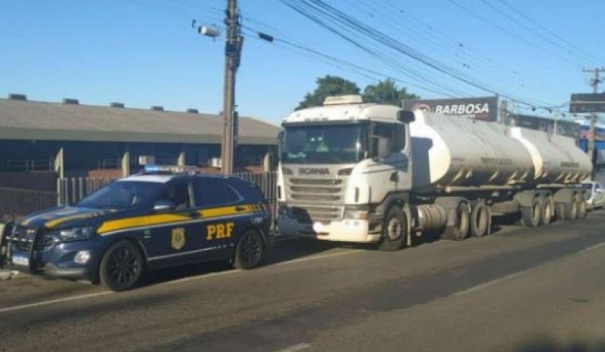 PRF recupera caminhão roubado e liberta motorista que era mantido refém em Ponta Grossa