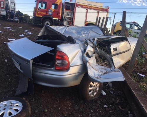 Carro fica destruído após sair da pista e bater em poste na PR-583 em Pérola do Oeste