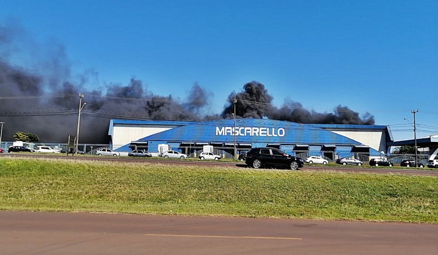 Incêndio atinge Mascarello, em Cascavel Incêndio iniciou na cabine de pintura da indústria, diz Corpo de Bombeiros