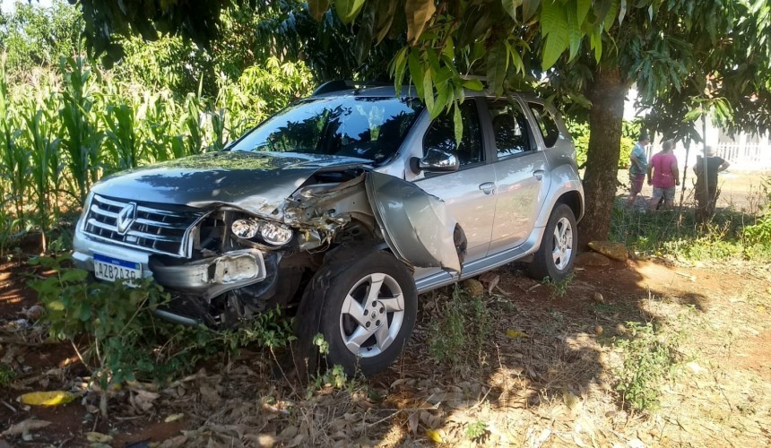 Jovem de 21 anos sofre fratura em acidente entre carro e motocicleta em Capanema