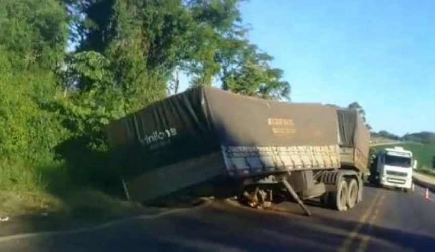 Acidente com caminhão deixa trânsito lento na BR-163 em Santa Lúcia