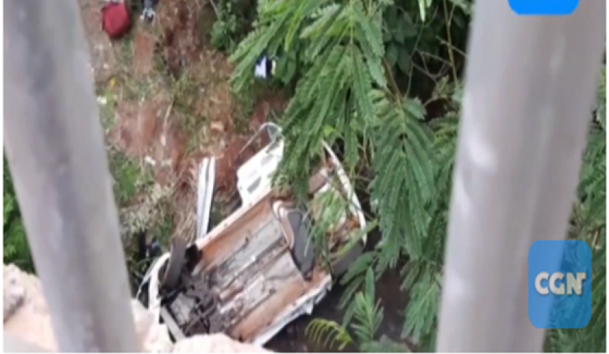 Carro salta de ponte e condutor acaba morrendo em Cascavel