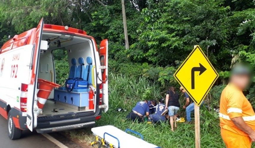 Condutor sofre ferimentos graves após moto colidir contra árvore na PR-281