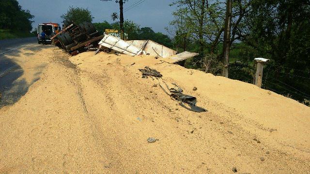 Carreta com farelo de soja tomba na BR 163 em Capitão