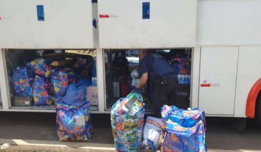 Cinco ônibus e van são retidos com mercadorias irregulares avaliadas em R$ 1,5 milhão m Santa Terezinha de Itaipu