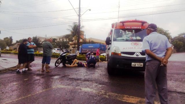 Colisão de moto e veiculo no centro de Capitão