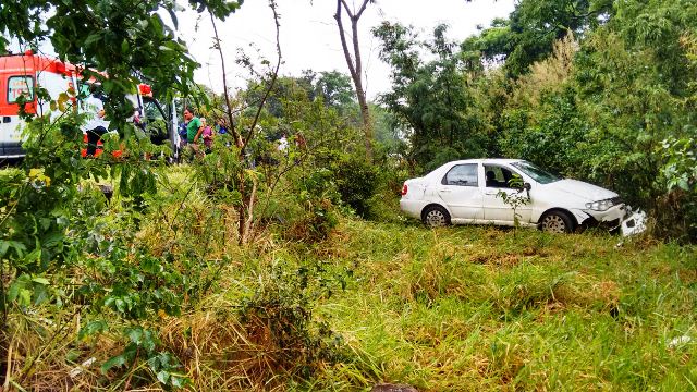 Motorista cochila e carro sai da pista na BR 163 em Santa Lúcia